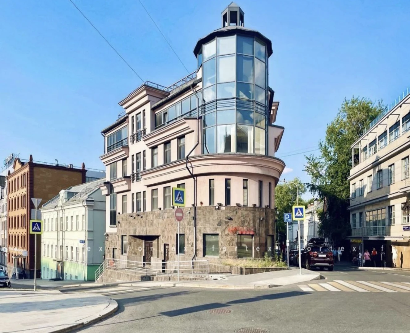 Отдельно стоящее здание в центре Москвы — фотография 2